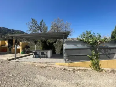 Finca con 3 edificaciones independientes – Confrides
